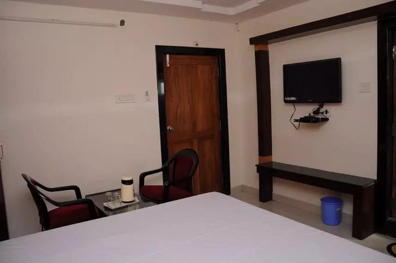 Dwaraka Residency Kakinada Bagian luar foto